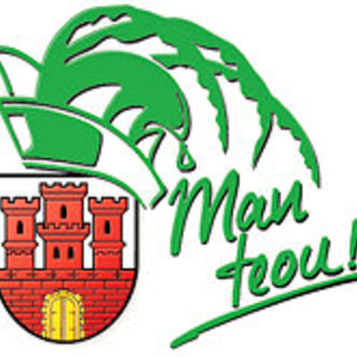 Das Logo der Steinheimer Karnevalsgesellschaftvbestehtaus dem Stadtwappen, dem eine Karnevalsmütze mit Federn aufgesetzt wurde. Daneben steht der Steinheimer Karnevalsgruß Man Teou.