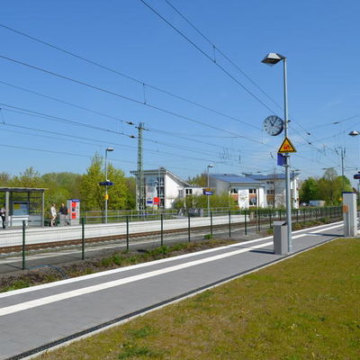 Das Foto zeigt beide Bahnsteige vom Bahnhofsgebäude ausgesehen. Im Hintergrund ist auch der Unterstand für die Fahrgäste Richtung Paderborn zu sehen.