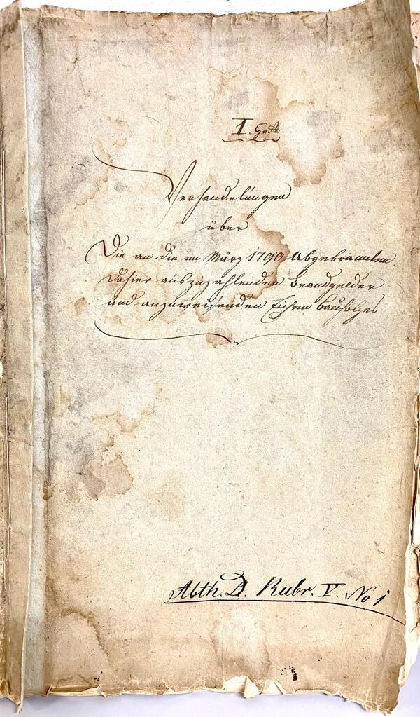 Das Foto zeigt den vergilbten Deckel einer Akte aus dem Jahr 1790 die handschriftlich betitelt wurde.