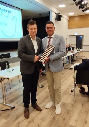 Carsten Torke gratuliert Michael Scholle