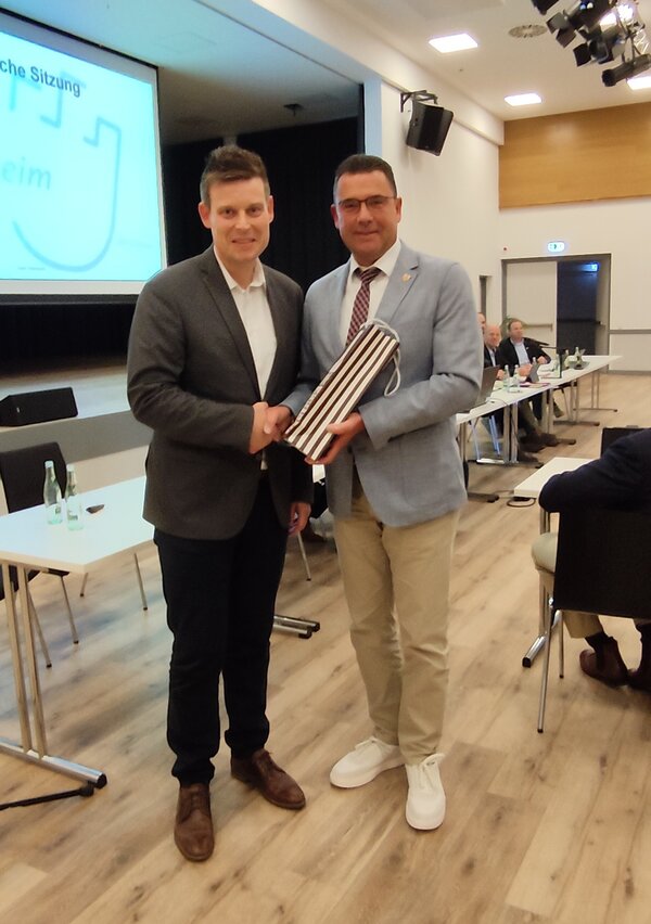Carsten Torke gratuliert Michael Scholle