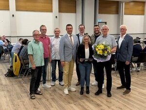 Das Foto zeigt den K&auml;mmerer mit seiner Nachfolgerin zusammen mit den Fraktionsvorsitzenden und dem B&uuml;rgermeister und seinen Stellvertretern.