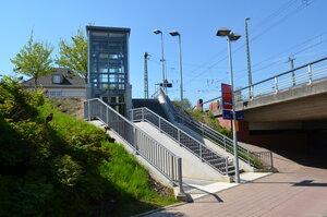Das Foto zeigt den Aufzug neben dem Bahnhofsgeb&auml;ude und den unterenen Ausgang zur Bahnunterf&uuml;hrung.